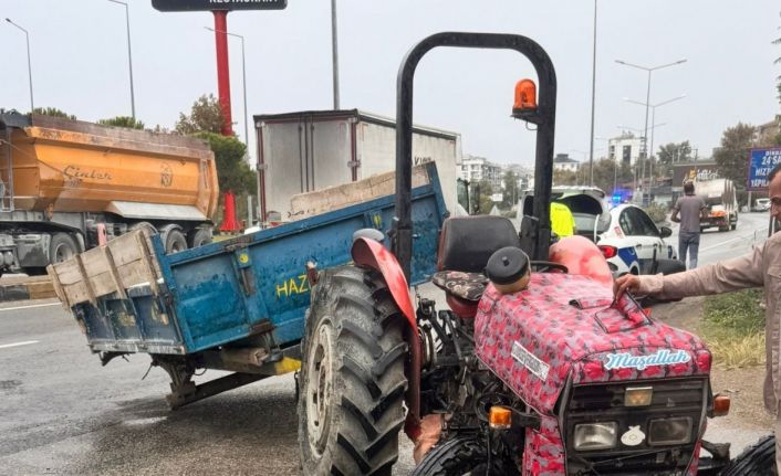 Manisa’da tır ile traktör çarpıştı: Yaşlı sürücü ağır yaralı