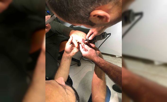 Mardin’de bir kişinin parmağında sıkışan yüzük itfaiye ekiplerince çıkartıldı