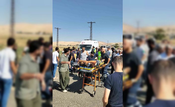 Mardin’de hafif ticari araç ile motosiklet çarpıştı: 4 yaralı