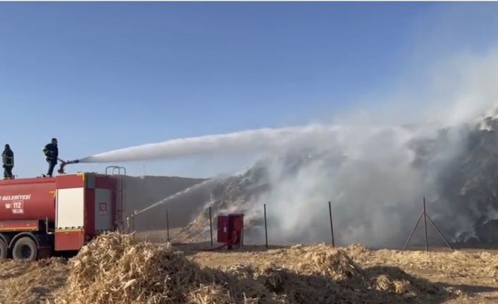 Mardin’de mısır balyalarının bulunduğu tarlada çıkan yangın söndürüldü