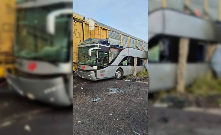 Meksika’da tren yolcu otobüsüne çarptı:  8 ölü, 45 yaralı