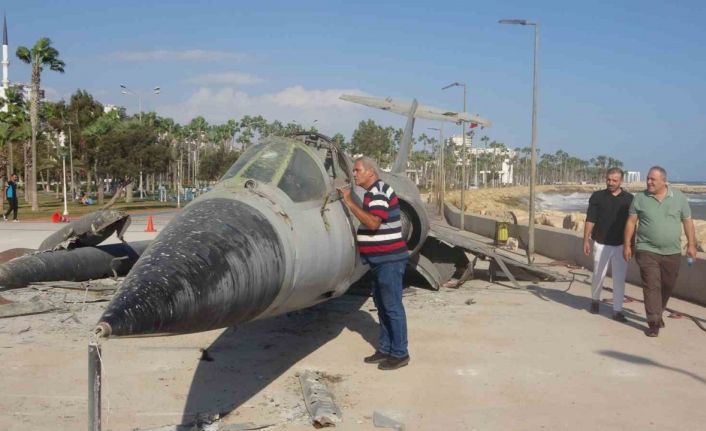 Mersin’in simgesi efsane savaş uçağı sahilden kaldırılıyor