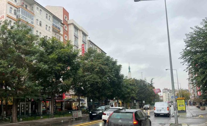 Meteorolojinin uyarısını dikkate almayan vatandaşlar yağmur altında kaldı