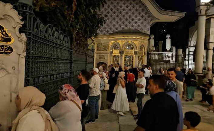 Mevlid Kandili’nde vatandaşlar Eyüpsultan Camii’ne akın etti
