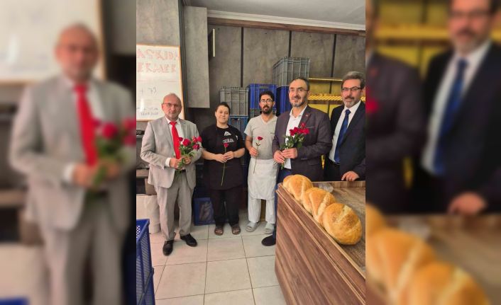 Mevlit Kandilini gül dağıtarak kutladılar