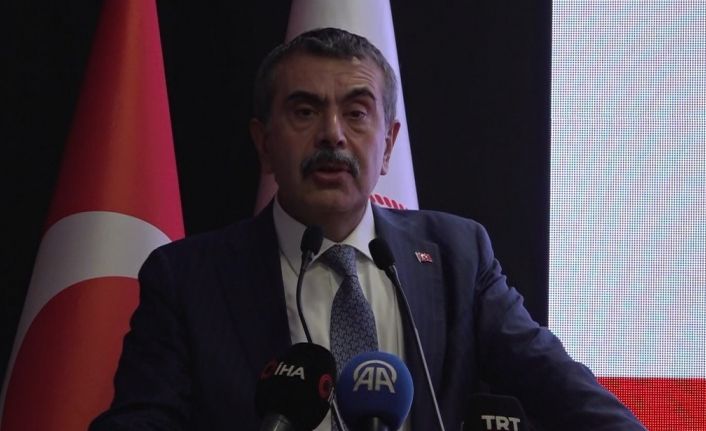 Milli Eğitim Bakanı Tekin, eğitime katkı sağlayan hayırseverlere plaket takdim etti