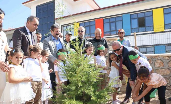 Minik öğrenciler, fidan dikerek okula başladı