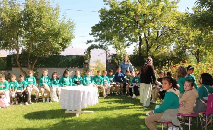 Minikler yöresel ürün pekmezli yufkayı hem açtılar hem de tattılar