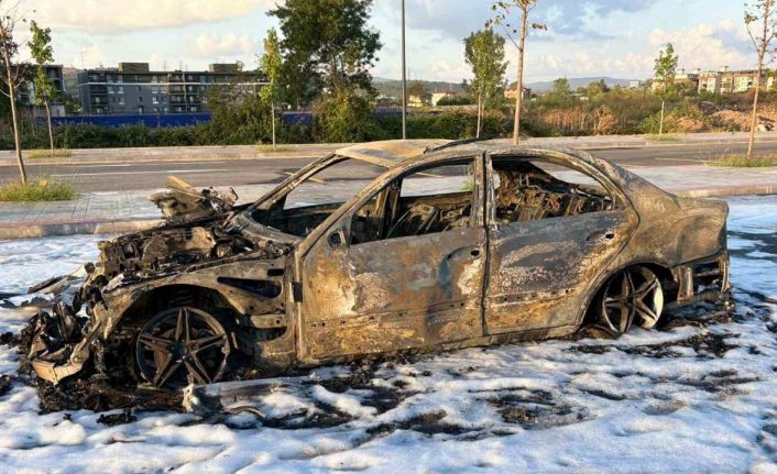 Motor arızası veren yabancı plakalı aracını gümrükten geçiremeyince yaktı