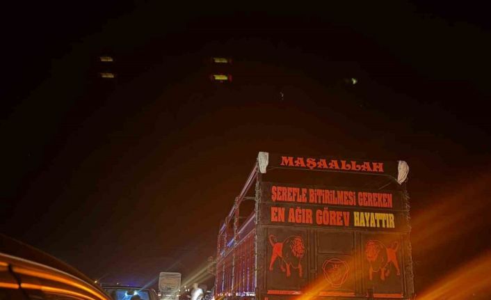 Motosiklet seyir halindeki tıra çarptı: 2 yaralı