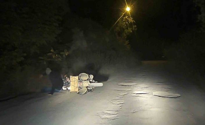 Motosikletli genç dereye uçmaktan son anda kurtuldu: Kaza anı kamerada