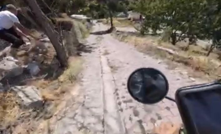 Motosikletli gezgine önce hakaret ettiler sonra taşla kovaladılar