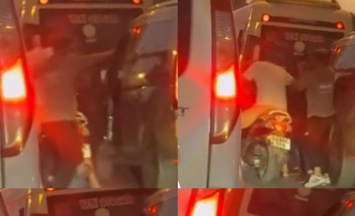 Motosikletli şahıslar, tartıştıkları araç sürücüsünü darbetti: Olay anı kamerada