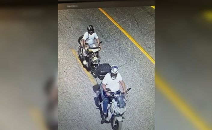 Motosikletlilerin tehlikeli yardımlaşmasına ceza