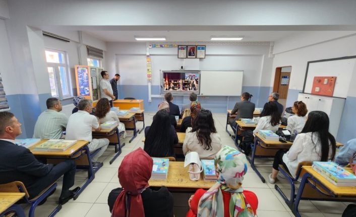Müdür Yılmaz ve öğretmenler, Bakan Tekin’in canlı yayınını takip etti