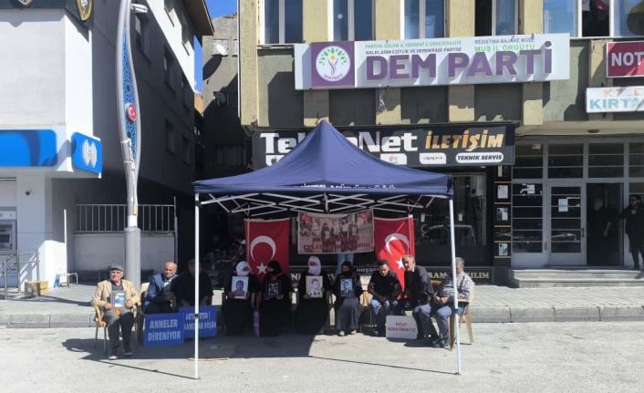 Muş’ta ailelerin DEM Parti önündeki eylemi sürüyor