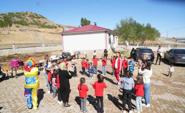 Muş’ta gönüllüler köy çocuklarına mutluluk taşıdı