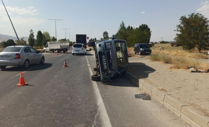 Muş’ta hafif ticari araç ile kamyonet çarpıştı: Her iki araçta maddi hasar meydana geldi