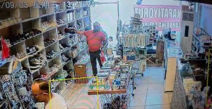 Müşteri gibi geldiği mağazadan ayakkabıyı böyle çaldı