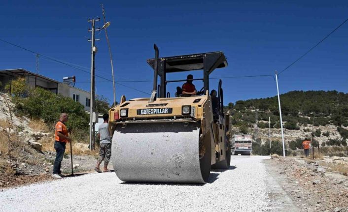 Mut’ta asfalt çalışmaları sürüyor