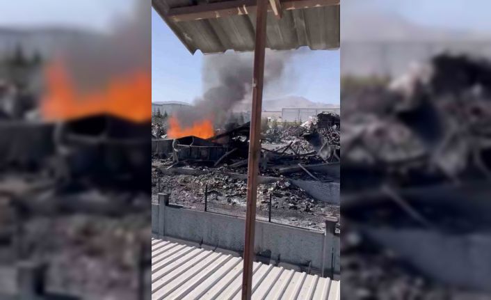 Niğde OSB’deki fabrika yangınının ardından yanıcı hammaddeler yeniden tutuşuyor