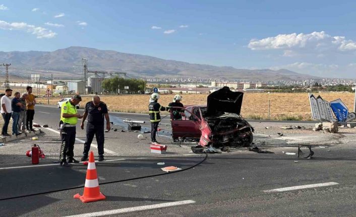 Niğde’de refüje çarpan otomobil alev aldı: 1 yaralı