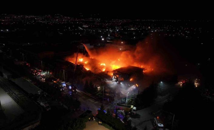 Niğde’deki fabrika yangınını söndürme çalışmaları sürüyor