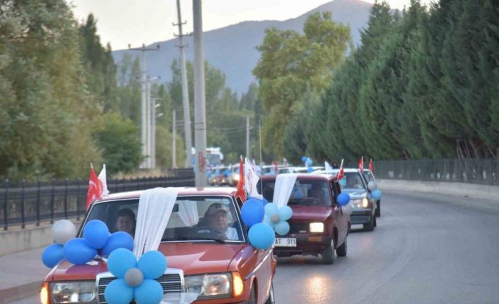 Nostaljik araçları sünnet aracı yaptılar, çocuklara şehir turu attırdılar