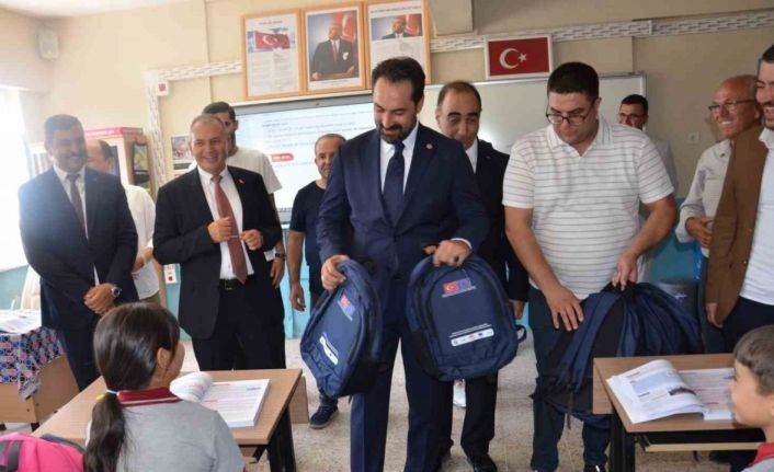 Öğrencilere okulun ilk gününde çanta sürprizi