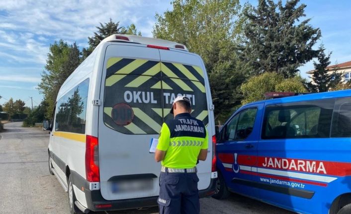 Öğrencilerin güvenli yolculuğu için jandarma gece gündüz yollarda