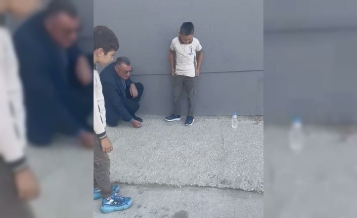 Okul müdürü, öğrencilerle bahçede misket oynadı