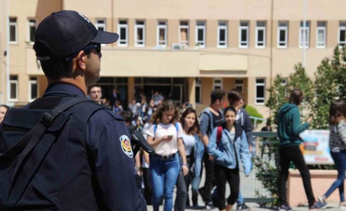 Okul önlerinde polis denetimleri başladı