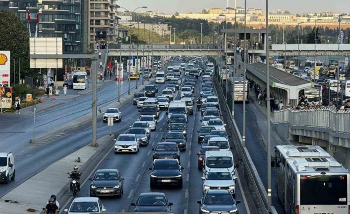 Okullarda uyum haftası başladı, İstanbul’da trafik yoğunluğu oluştu