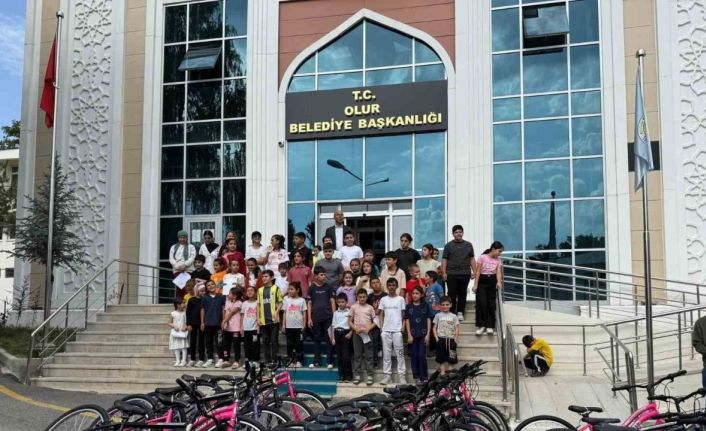 Olur Belediyesi 125 çocuğa bisiklet  hediye etti