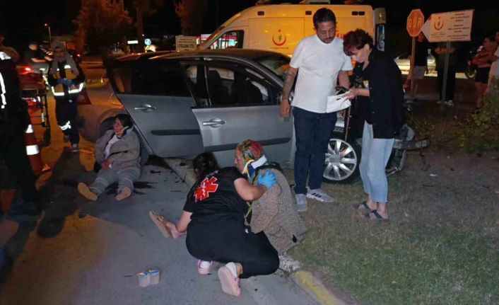 Ortalık savaş alanına döndü, 2 araçtaki 6 kişi yaralandı