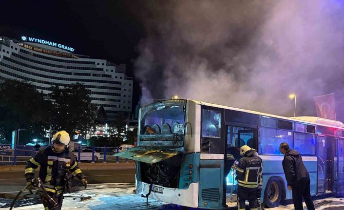 Otobüs yangınına polis müdahalesi