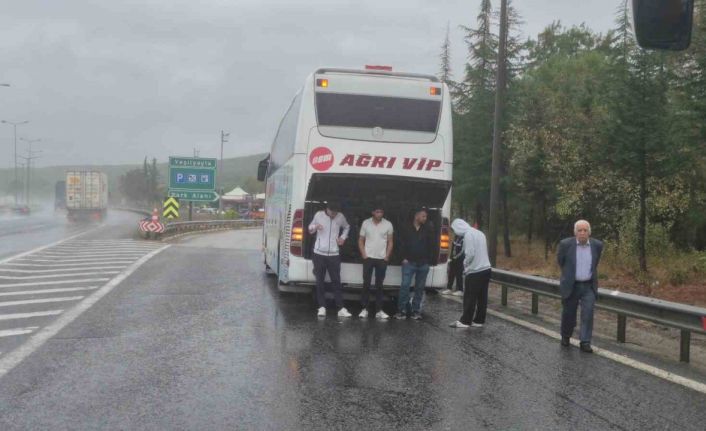 Otobüsler çarpıştı, yolcular ıslanmamak için bagaj kapaklarını açtılar