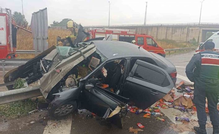 Otomobil bariyerlere saplandı; 1’i ağır 2 kişi yaralandı