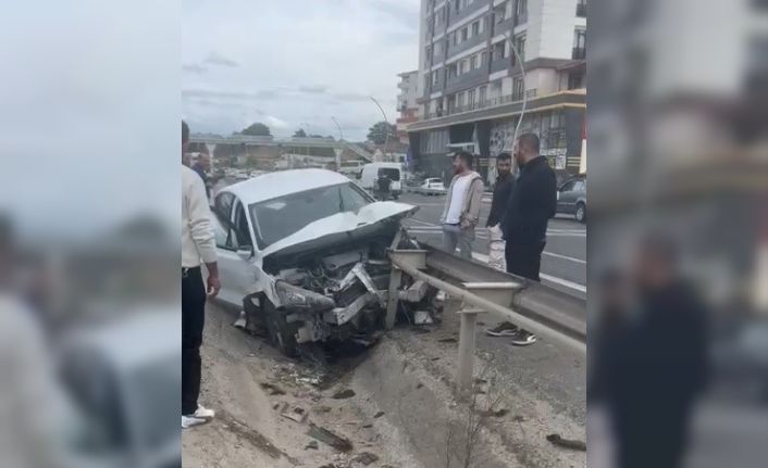 Otomobil bariyerlere saplandı, facianın eşiğinden dönüldü