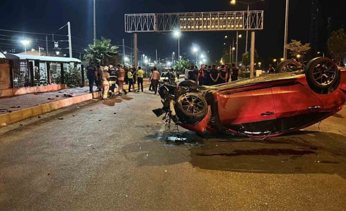 Otomobil, kaldırımda yürüyen yayalara çarptı: 3 ölü, 3 yaralı