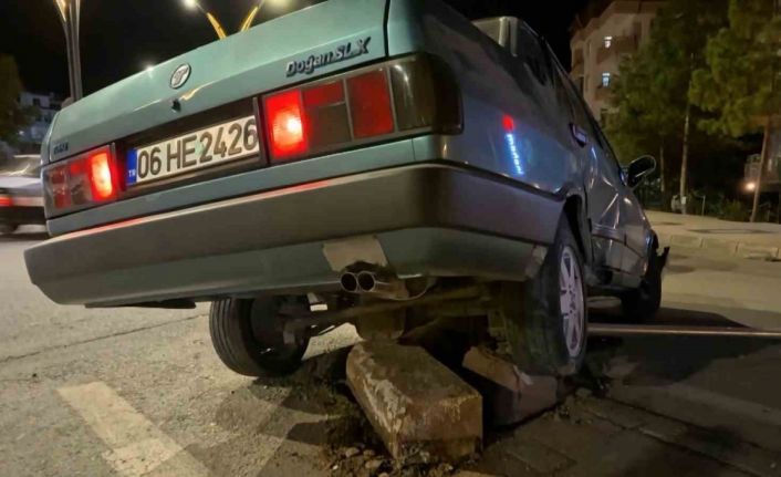 Otomobil refüje çıktı, kazanın ardından araçtan inip kaçtılar