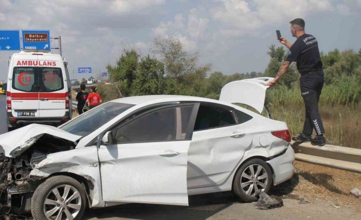 Otomobil yol kenarında bariyerlere çarptı: 2 yaralı