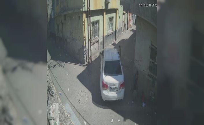 Otomobilin çarptığı 2 yaşındaki Cumali hayatını kaybetti: Kaza anı kamerada