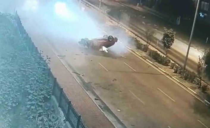 Otomobilin, kaldırımda yürüyen yayaların arasına daldığı anlar kamerada