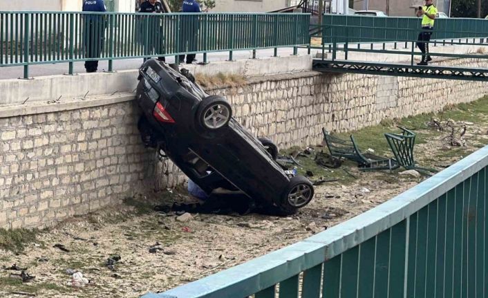 Otomobilin kanala uçtuğu kaza anı kamerada