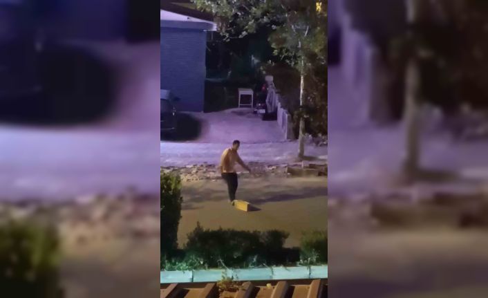 Otostop çektiği araçların durması için yola taş koydu