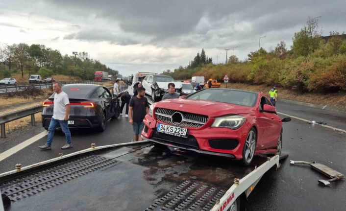 Otoyolda 4 ayrı kazada 30 araç birbirine girdi