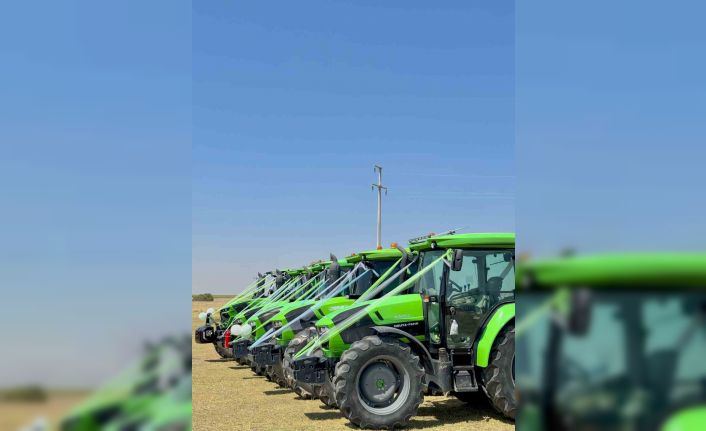 (ÖZEL) Çiftçi çift gelin aracı olarak traktörü seçti