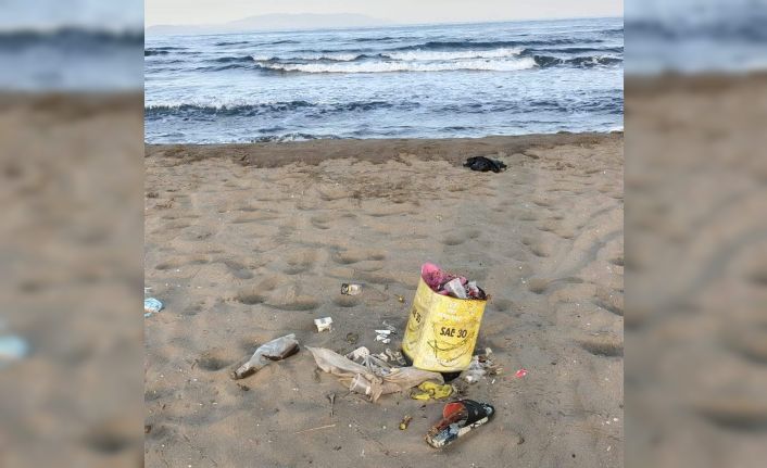 Pamucak kumsalı izmarit ve çöpten geçilmiyor