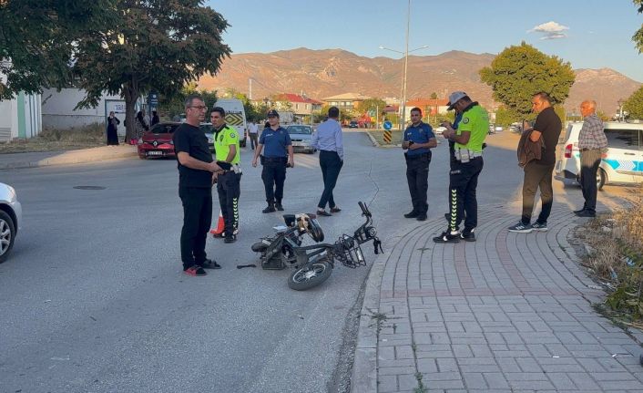 Panelvanın çarptığı elektrikli bisikletteki çocuk ağır yaralandı